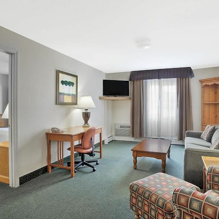 Готель Baymont By Wyndham Essex Burlington Area Екстер'єр фото