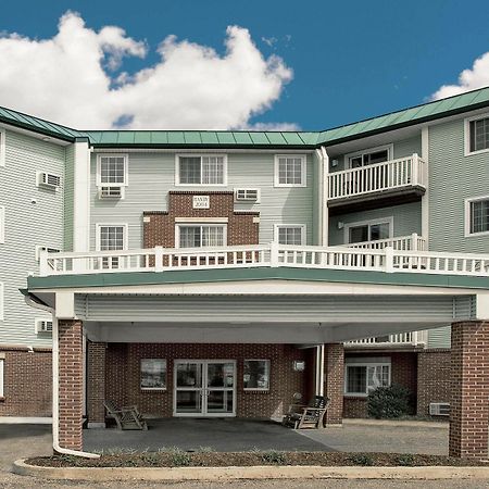 Готель Baymont By Wyndham Essex Burlington Area Екстер'єр фото